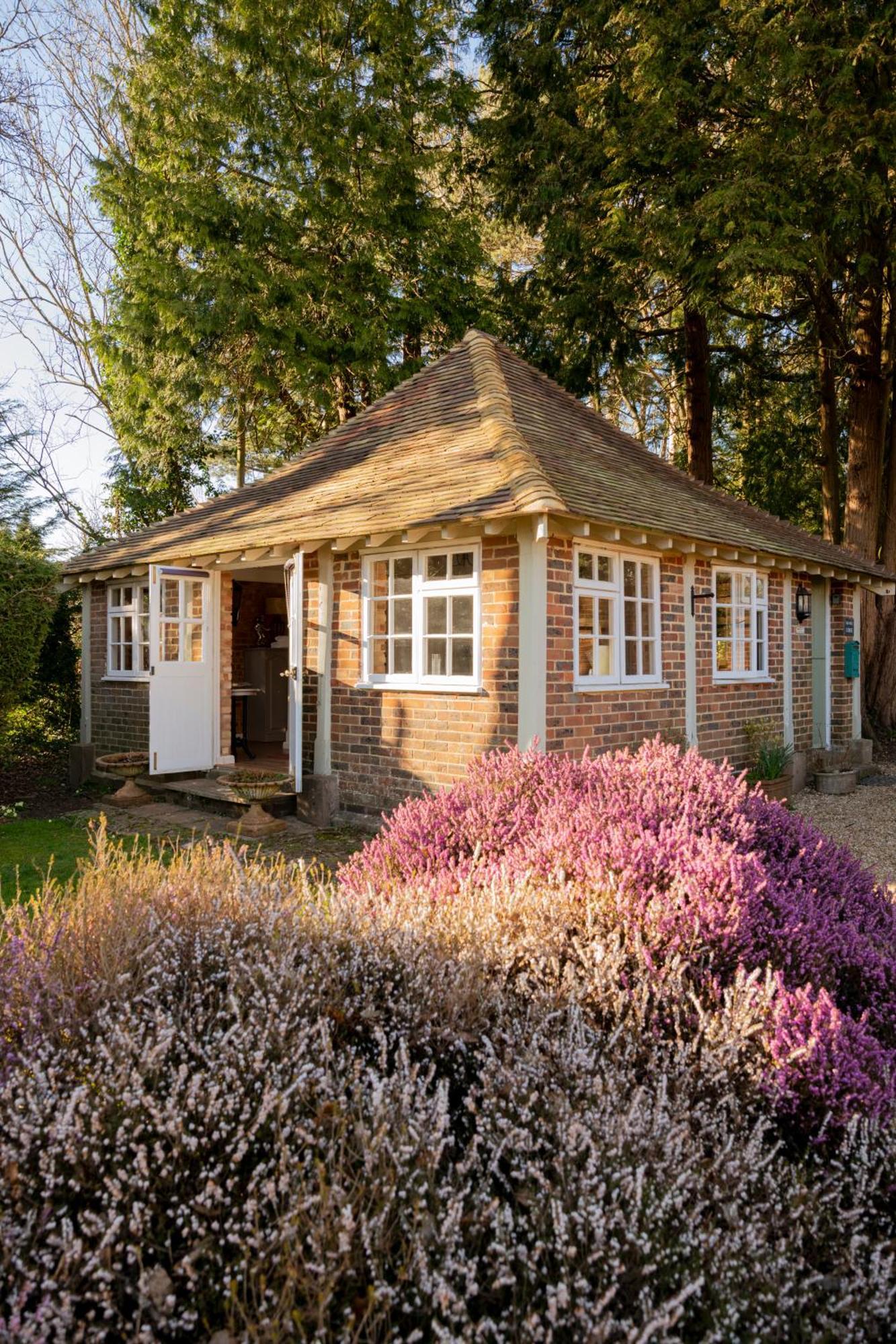 Old Mill Lodge By Huluki Sussex Stays Hurstpierpoint Esterno foto