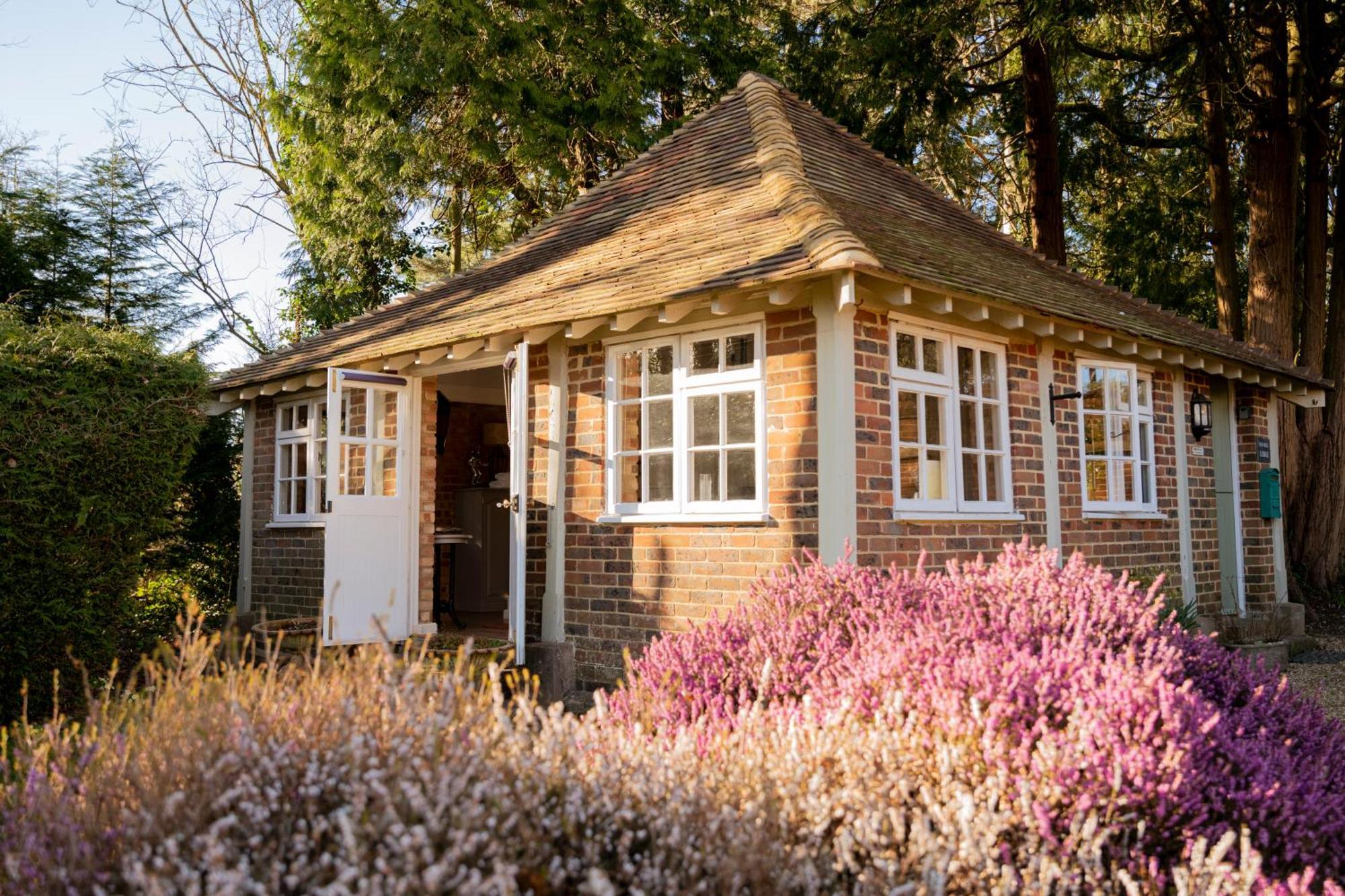 Old Mill Lodge By Huluki Sussex Stays Hurstpierpoint Esterno foto