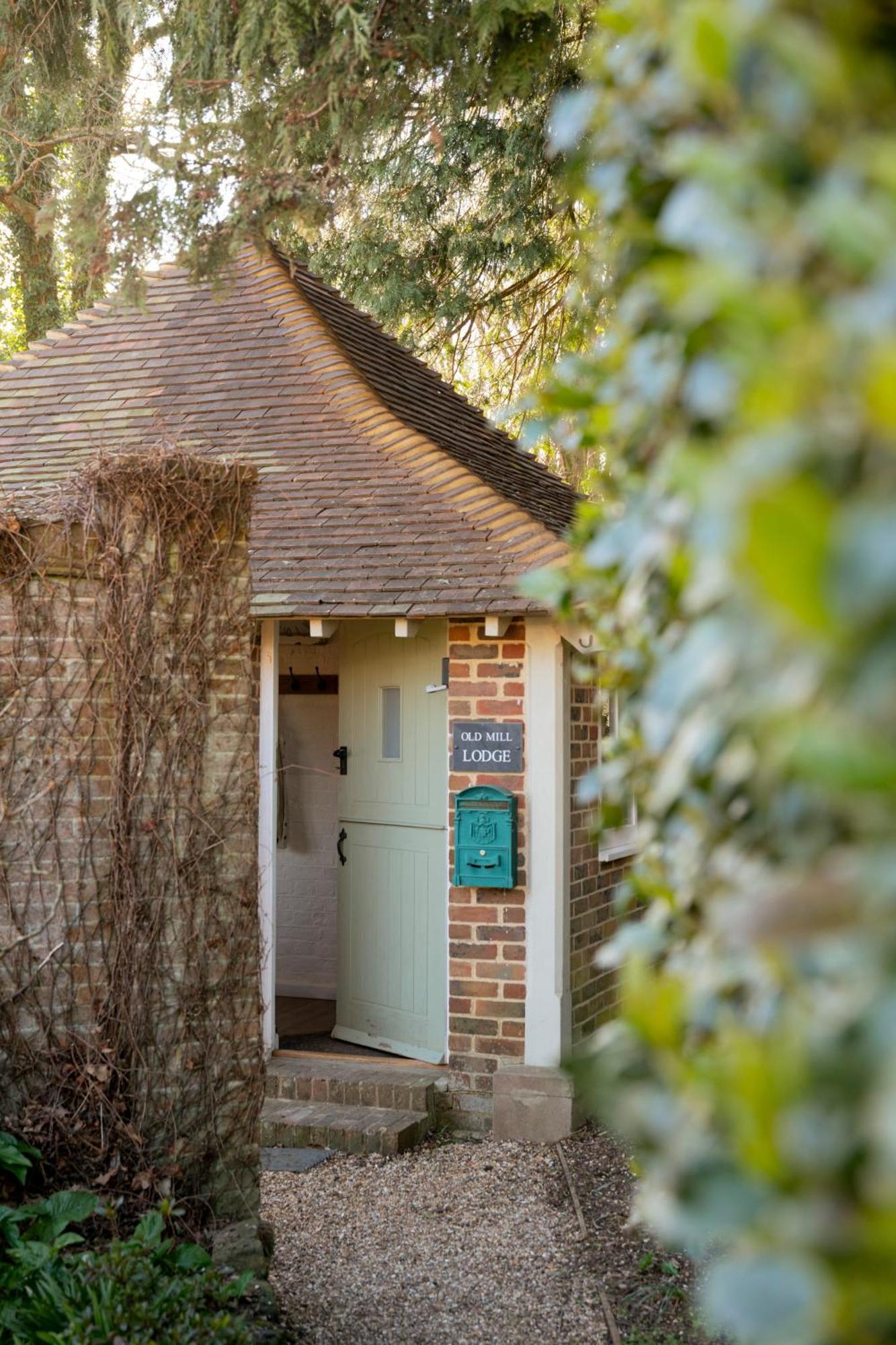 Old Mill Lodge By Huluki Sussex Stays Hurstpierpoint Esterno foto