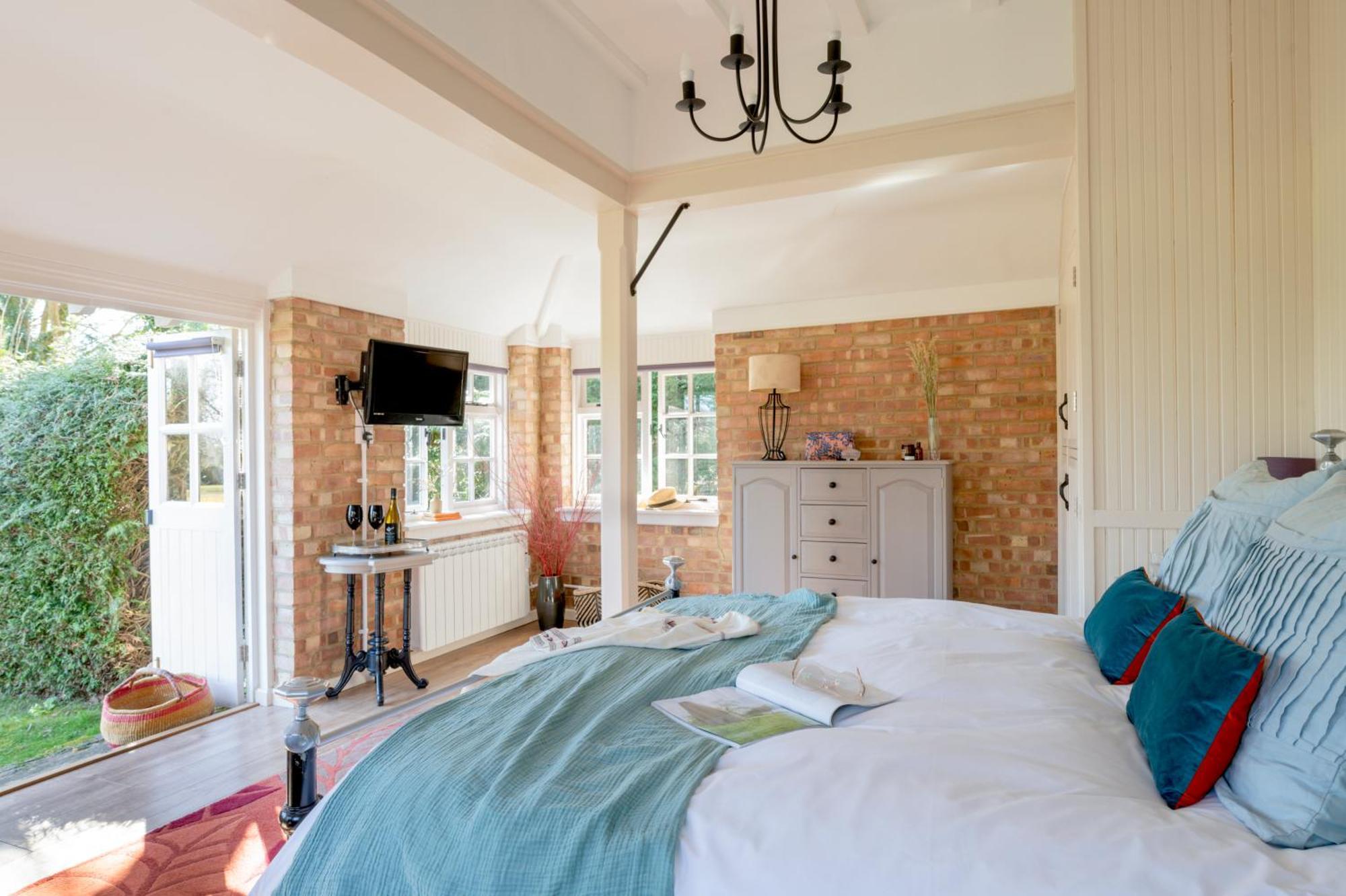 Old Mill Lodge By Huluki Sussex Stays Hurstpierpoint Esterno foto