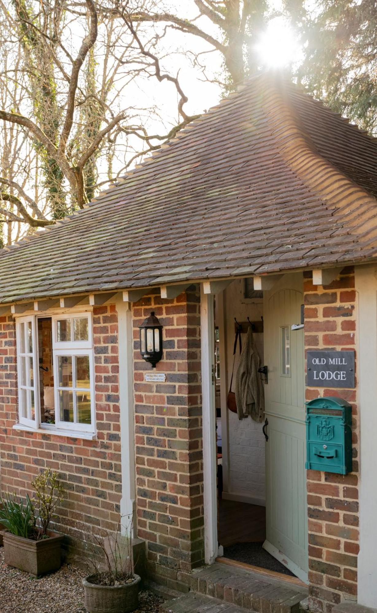 Old Mill Lodge By Huluki Sussex Stays Hurstpierpoint Esterno foto