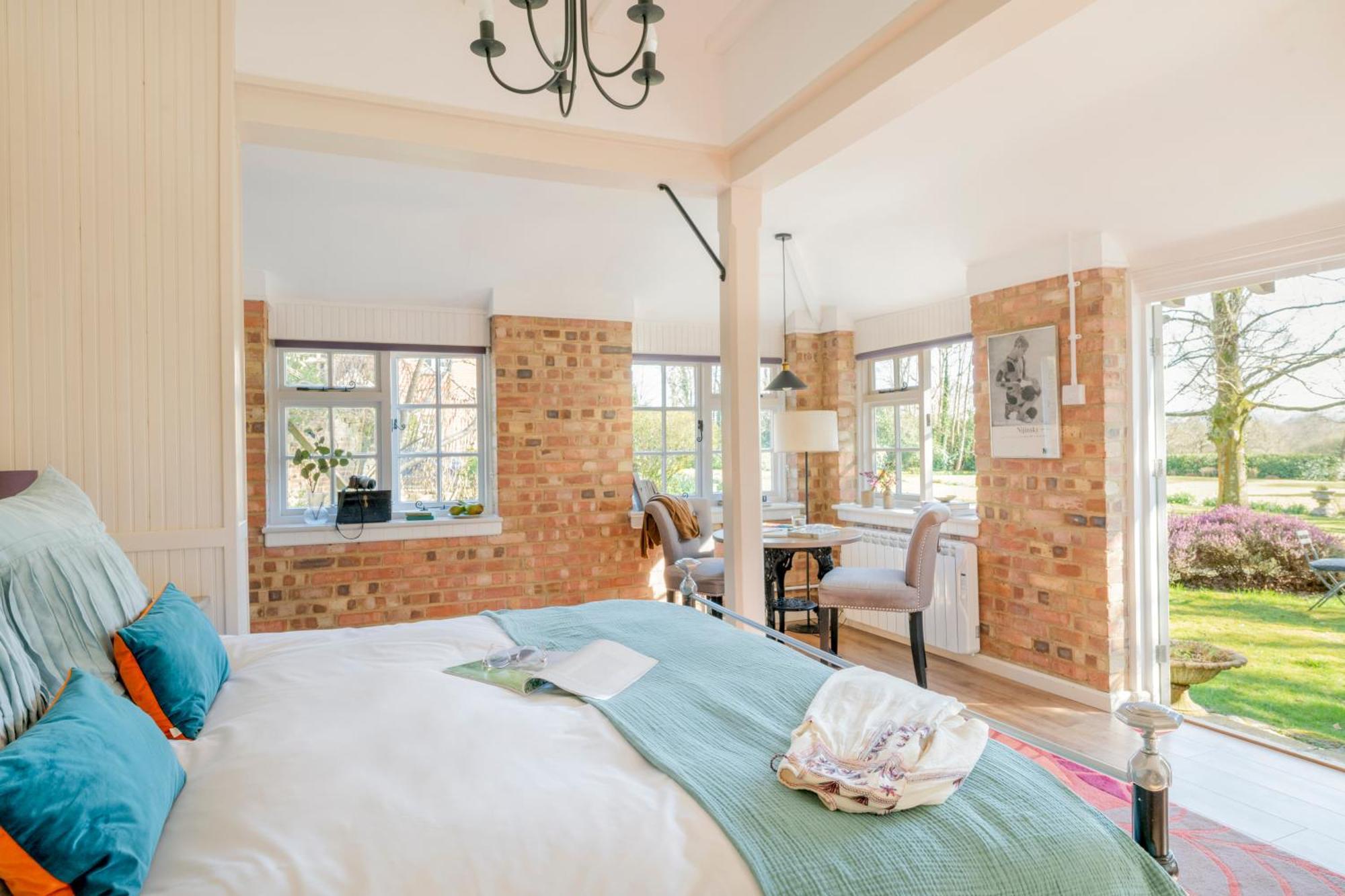 Old Mill Lodge By Huluki Sussex Stays Hurstpierpoint Esterno foto
